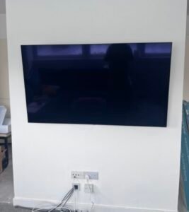 Flat screen TV professionally wall mounted in a Glasgow Southside home